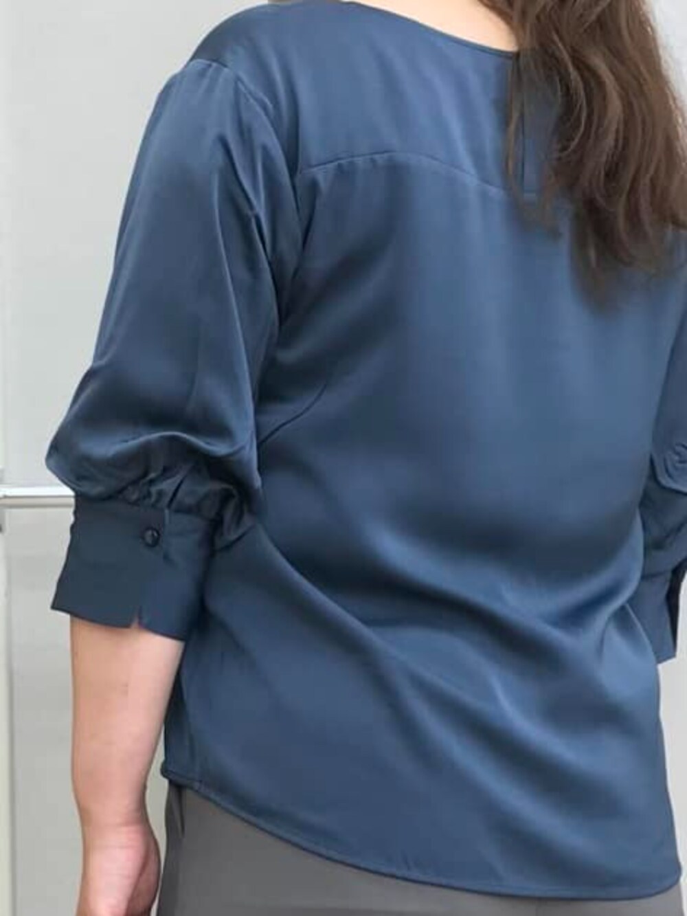 グレー系のその他パンツ、ブルー系のシャツ/ブラウスを着用したレディースの冬コーディネートの4枚目の写真