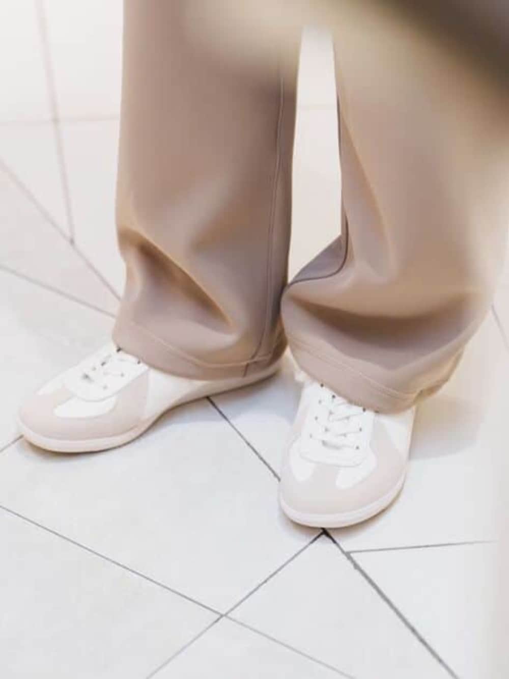 ベージュ系のテーラードジャケット、ベージュ系のスラックスを着用したメンズの冬コーディネートの8枚目の写真