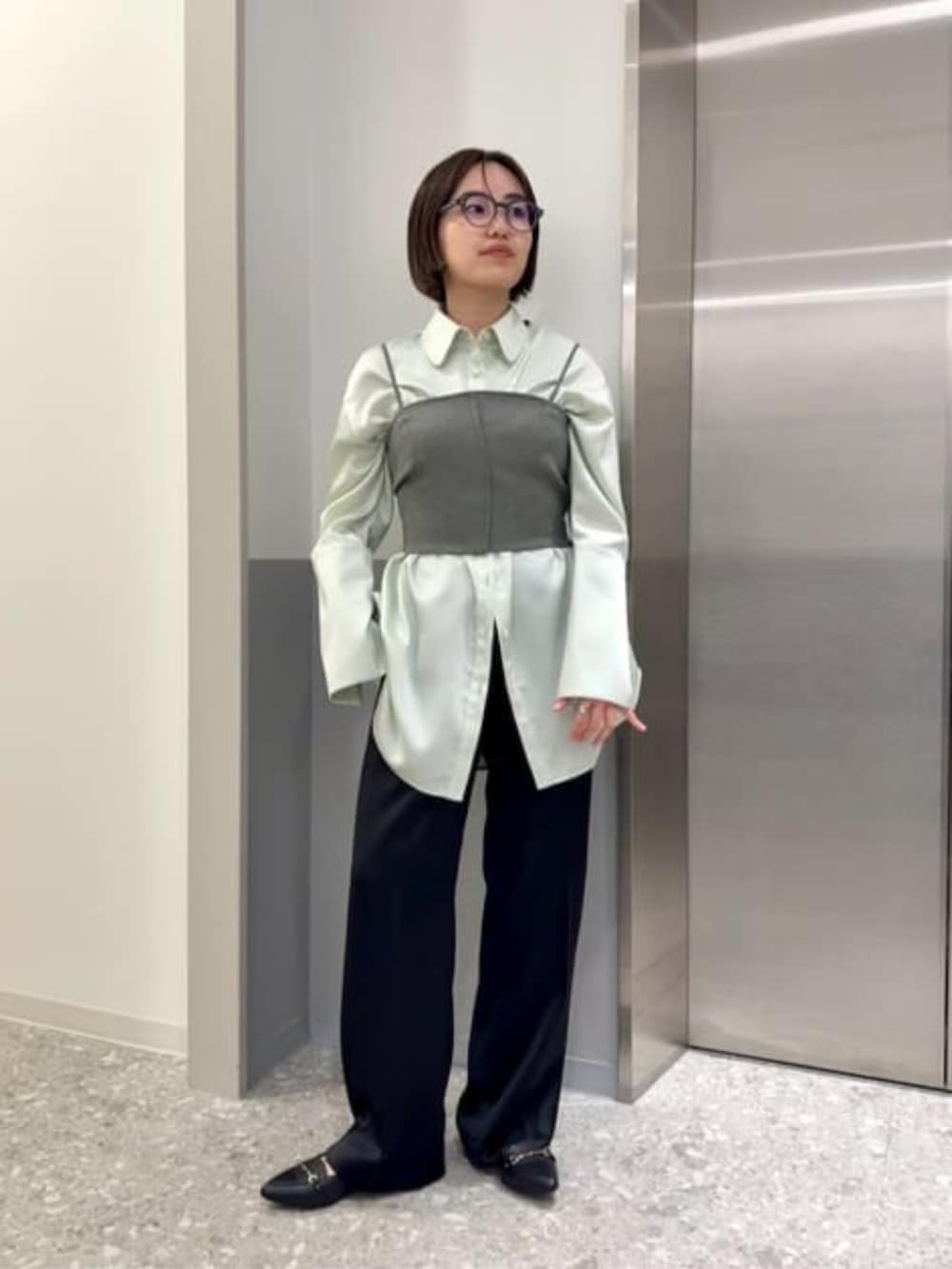 グレー系のテーラードジャケット、ブラック系のその他パンツ、グリーン系のシャツ/ブラウスを着用したレディースの冬コーディネートの2枚目の写真