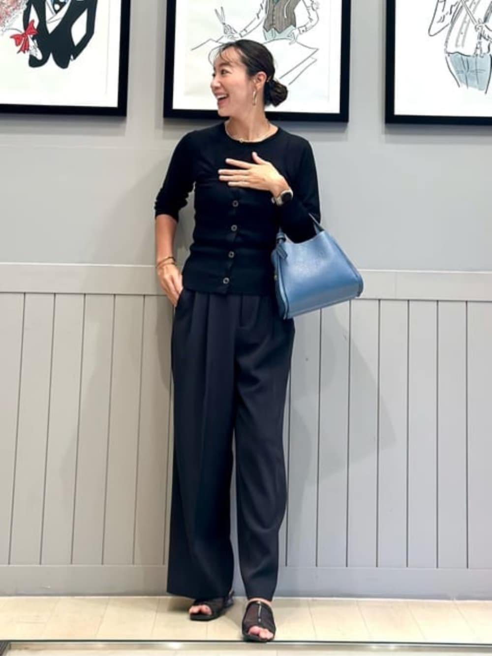 ブラック系のTシャツ/カットソーを着用したレディースの冬コーディネートの3枚目の写真