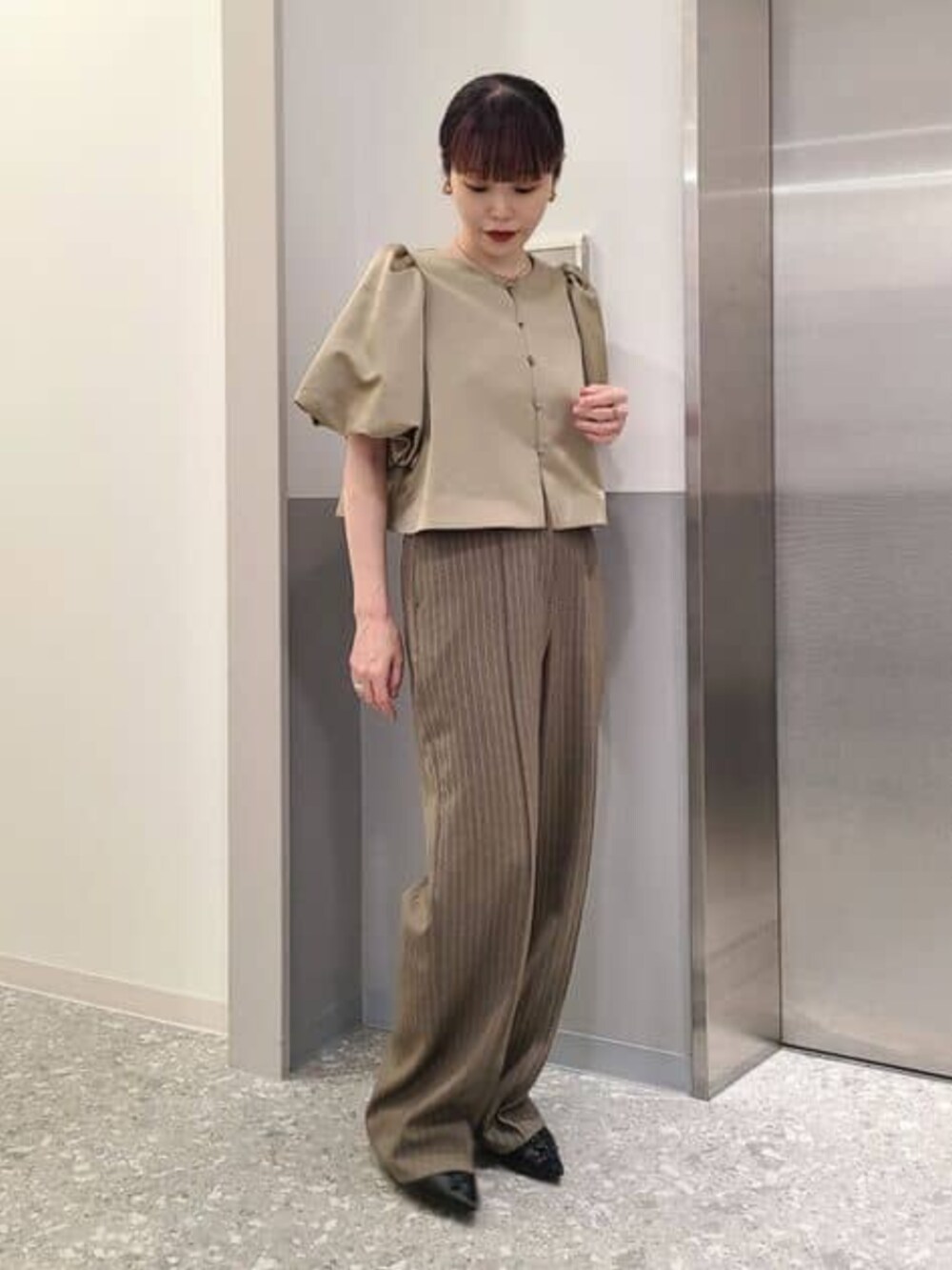 グレー系のその他パンツ、ベージュ系のシャツ/ブラウスを着用したレディースの冬コーディネートの3枚目の写真
