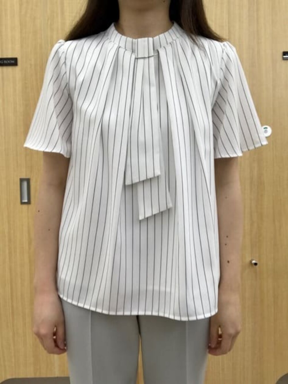 ホワイト系のシャツ/ブラウスを着用したレディースの春コーディネートの5枚目の写真
