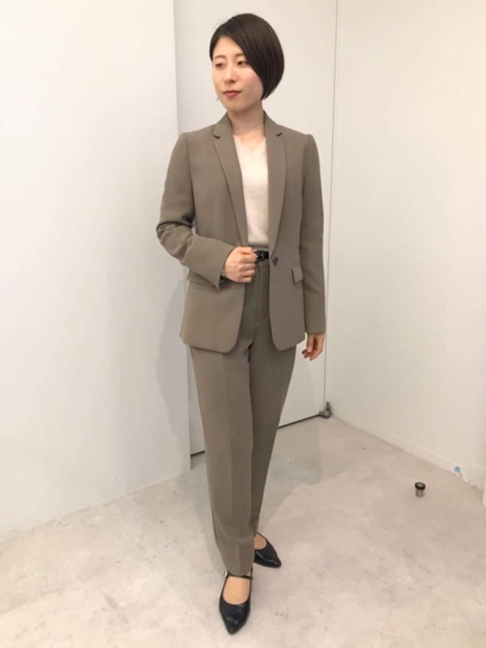 ブラウン系のスーツパンツ、ブラウン系のスーツジャケットを着用したレディースの冬コーディネートの5枚目の写真