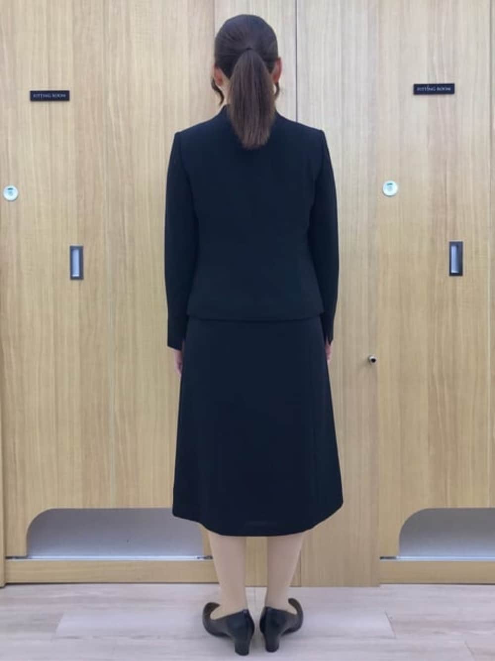 ブラック系のスーツセットを着用したレディースの冬コーディネートの5枚目の写真