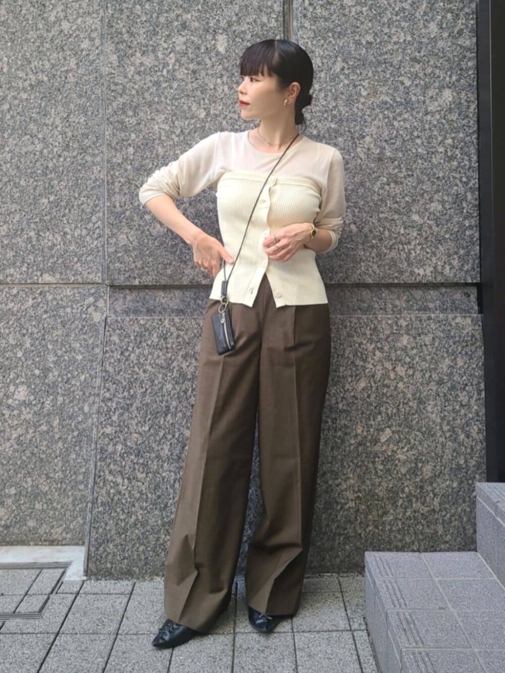 ベージュ系のノーカラージャケット、ホワイト系のTシャツ/カットソーを着用したレディースの冬コーディネートの3枚目の写真