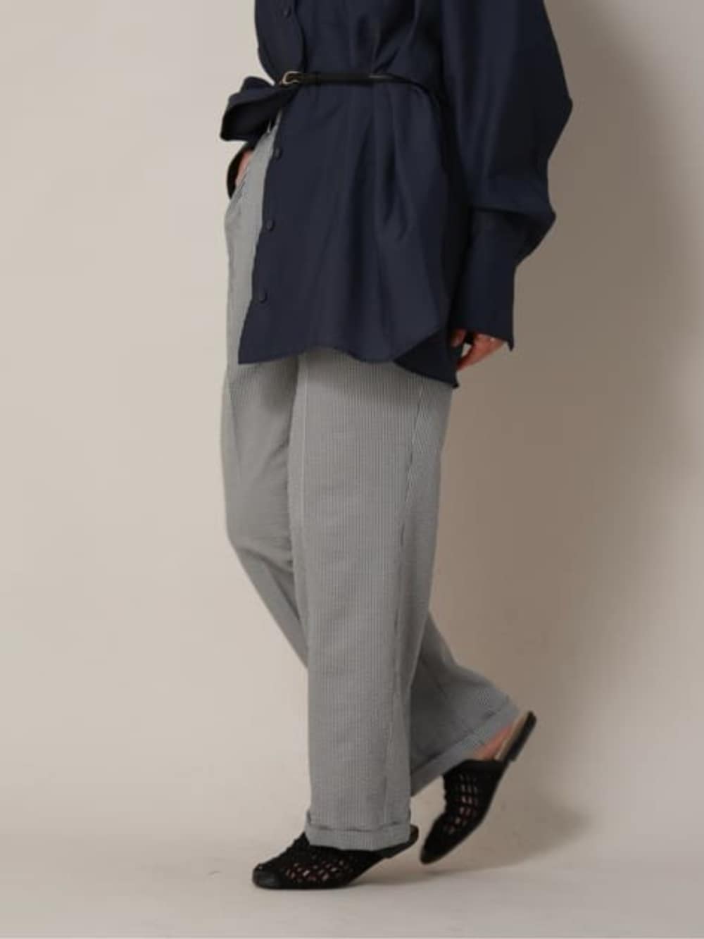 ブルー系のシャツ/ブラウス、ブラック系のスラックスを着用したレディースの春コーディネートの3枚目の写真