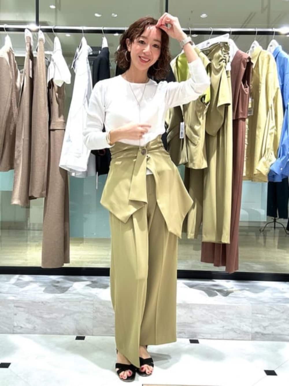 グリーン系のその他パンツ、ホワイト系のTシャツ/カットソーを着用したレディースの冬コーディネートの3枚目の写真