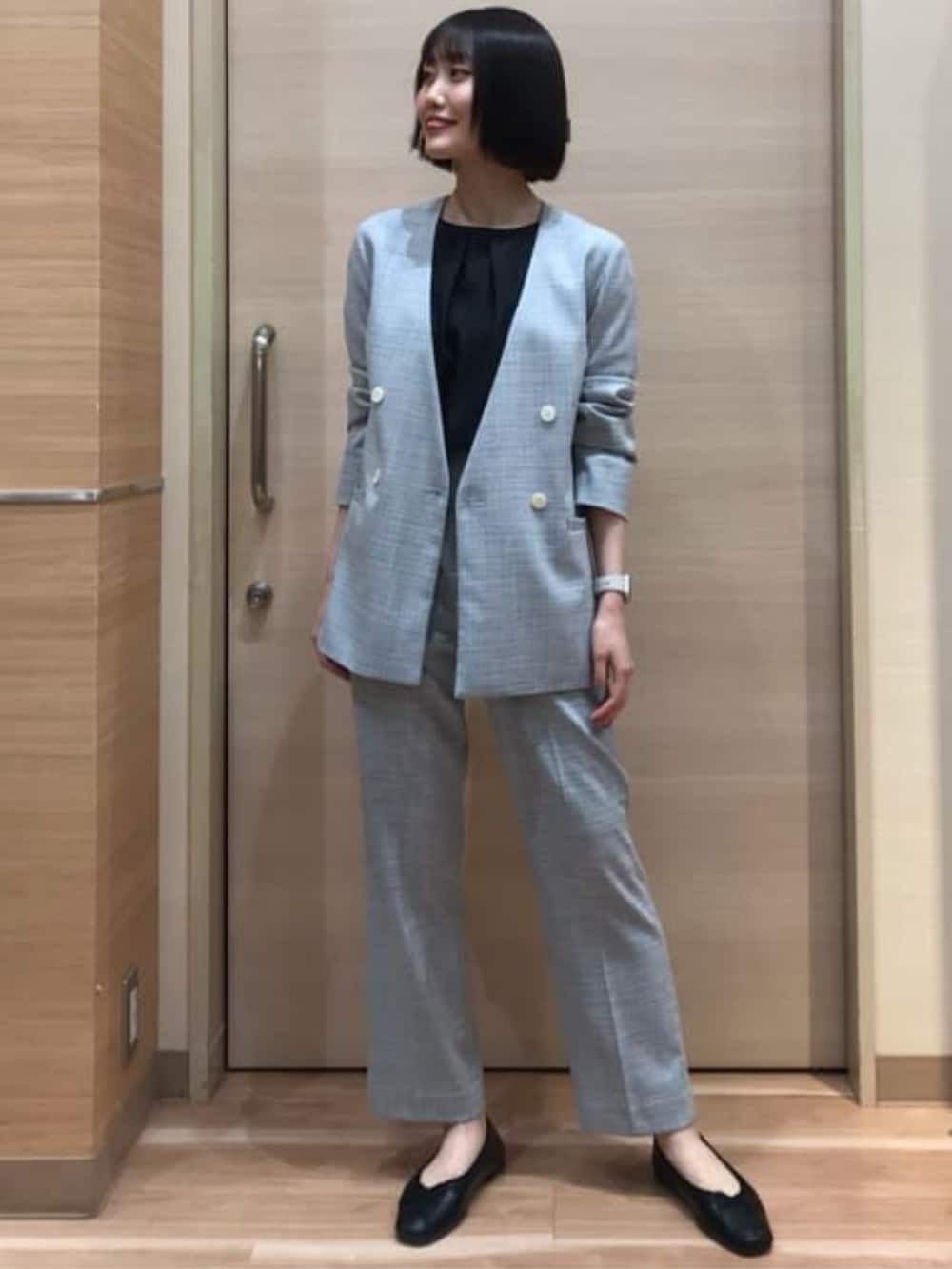 グレー系のその他パンツ、グレー系のスーツジャケットを着用したレディースの冬コーディネートの2枚目の写真