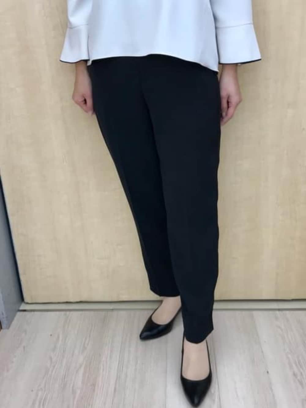 ベージュ系のシャツ/ブラウスを着用したレディースの冬コーディネートの5枚目の写真