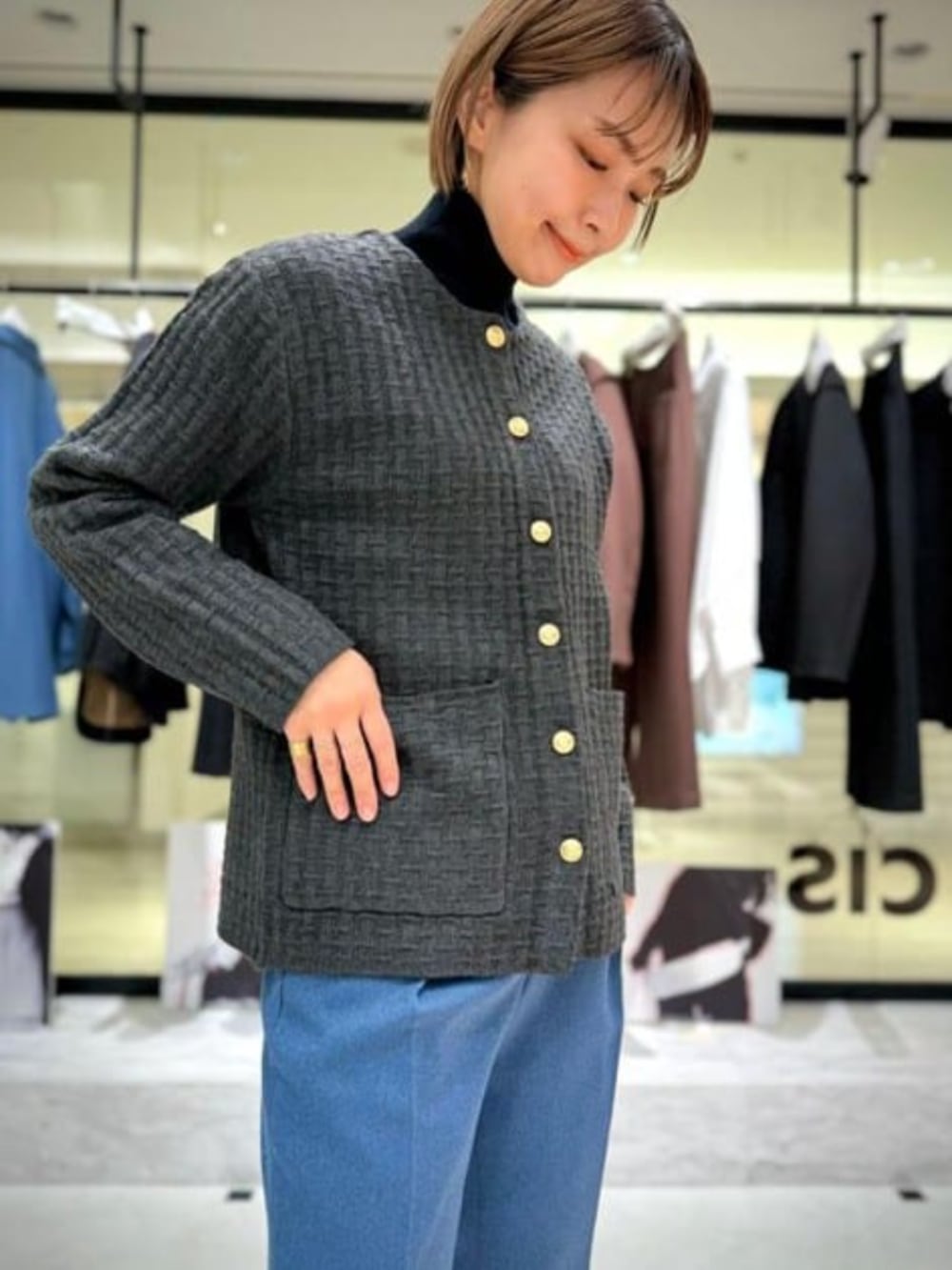 ブルー系のその他パンツ、グレー系のニット/セーターを着用したレディースの冬コーディネートの3枚目の写真