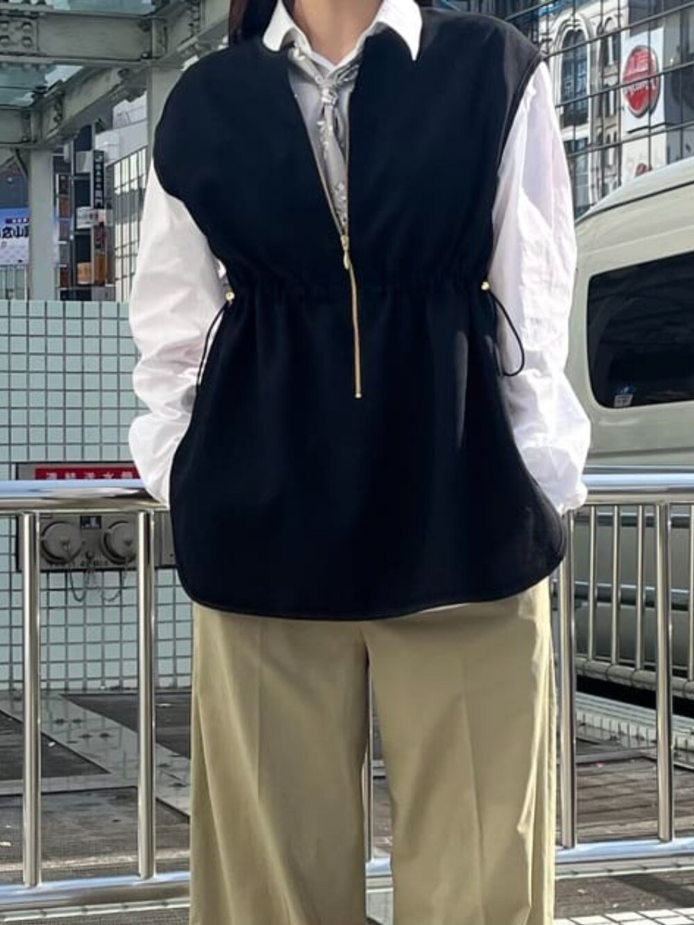 グリーン系のその他パンツを着用したレディースの冬コーディネートの3枚目の写真