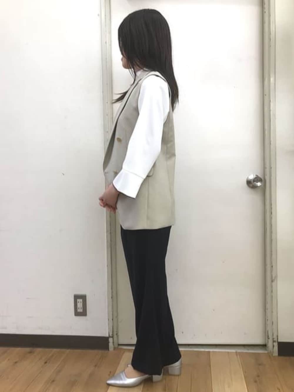 ブルー系のその他パンツ、ホワイト系のシャツ/ブラウス、ベージュ系のスーツベストを着用したレディースの春コーディネートの3枚目の写真
