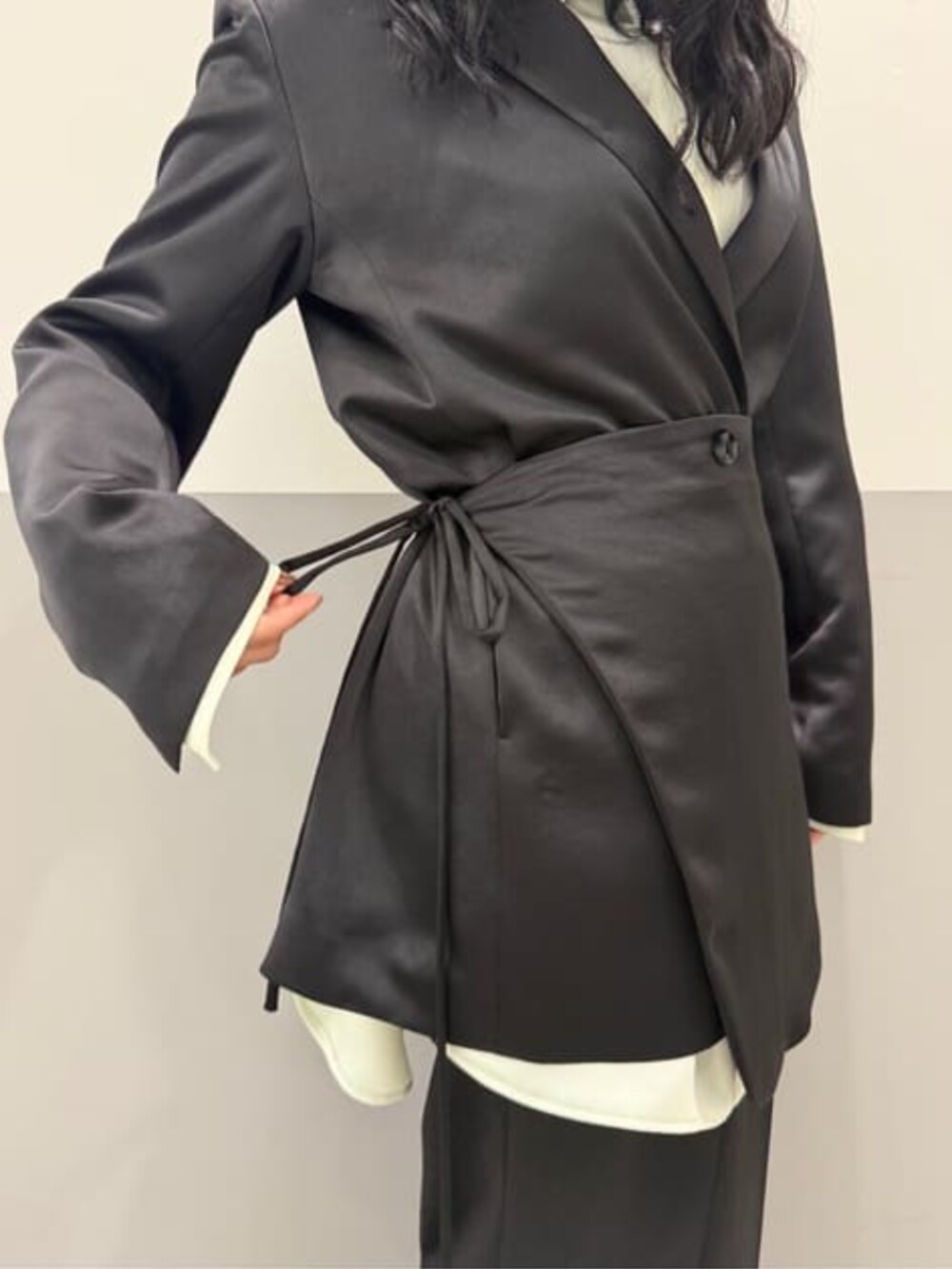 ブラック系のテーラードジャケット、ブラック系のその他パンツ、グリーン系のシャツ/ブラウスを着用したレディースの冬コーディネートの3枚目の写真