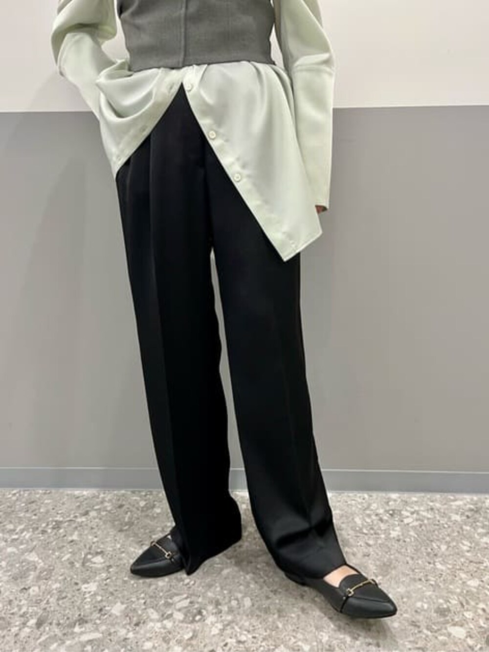 グレー系のテーラードジャケット、ブラック系のその他パンツ、グリーン系のシャツ/ブラウスを着用したレディースの冬コーディネートの3枚目の写真