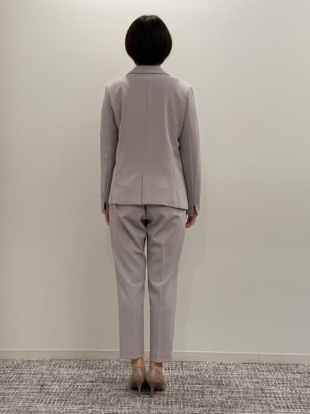 グレー系のスーツセット、ブルー系のシャツ/ブラウスを着用したレディースの冬コーディネートの5枚目の写真