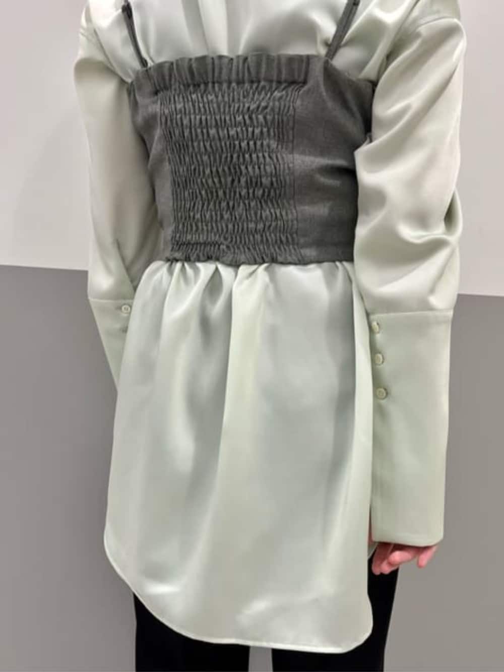 グレー系のテーラードジャケット、ブラック系のその他パンツ、グリーン系のシャツ/ブラウスを着用したレディースの冬コーディネートの4枚目の写真