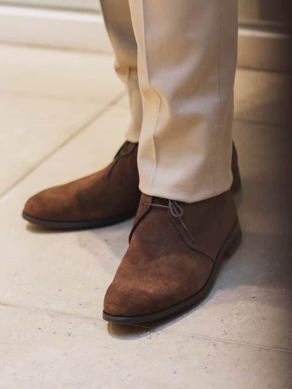 ブラウン系のチェスターコートを着用したメンズの冬コーディネートの6枚目の写真