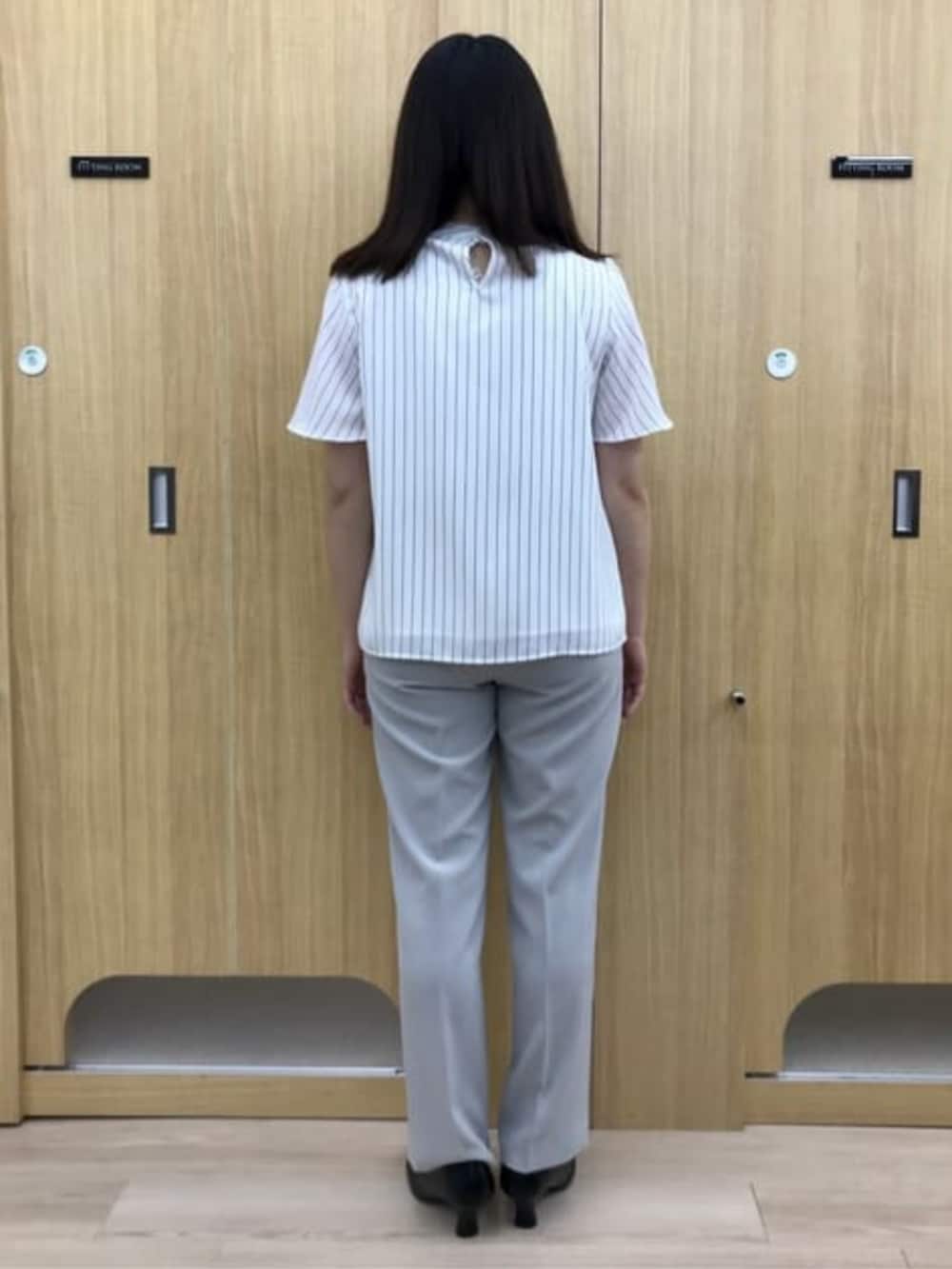 ホワイト系のシャツ/ブラウスを着用したレディースの春コーディネートの3枚目の写真