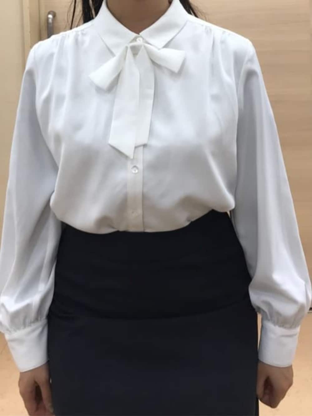 ホワイト系のシャツ/ブラウスを着用したレディースの冬コーディネートの9枚目の写真