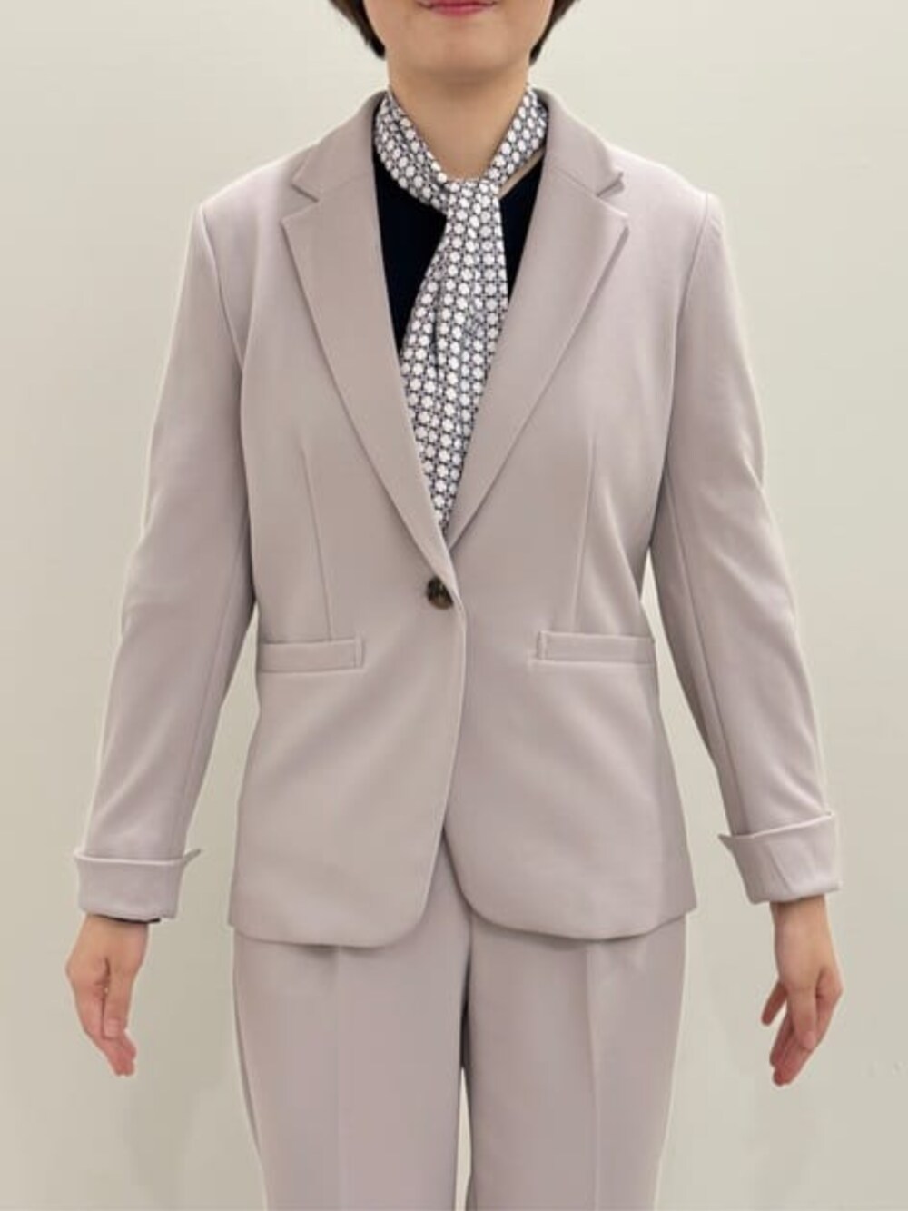 グレー系のスーツセット、ブルー系のシャツ/ブラウスを着用したレディースの冬コーディネートの10枚目の写真