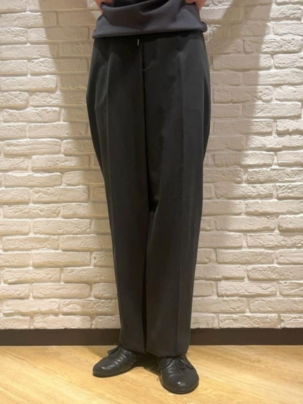 グレー系のスーツジャケット、ブラック系のスーツパンツを着用したメンズの春コーディネートの4枚目の写真