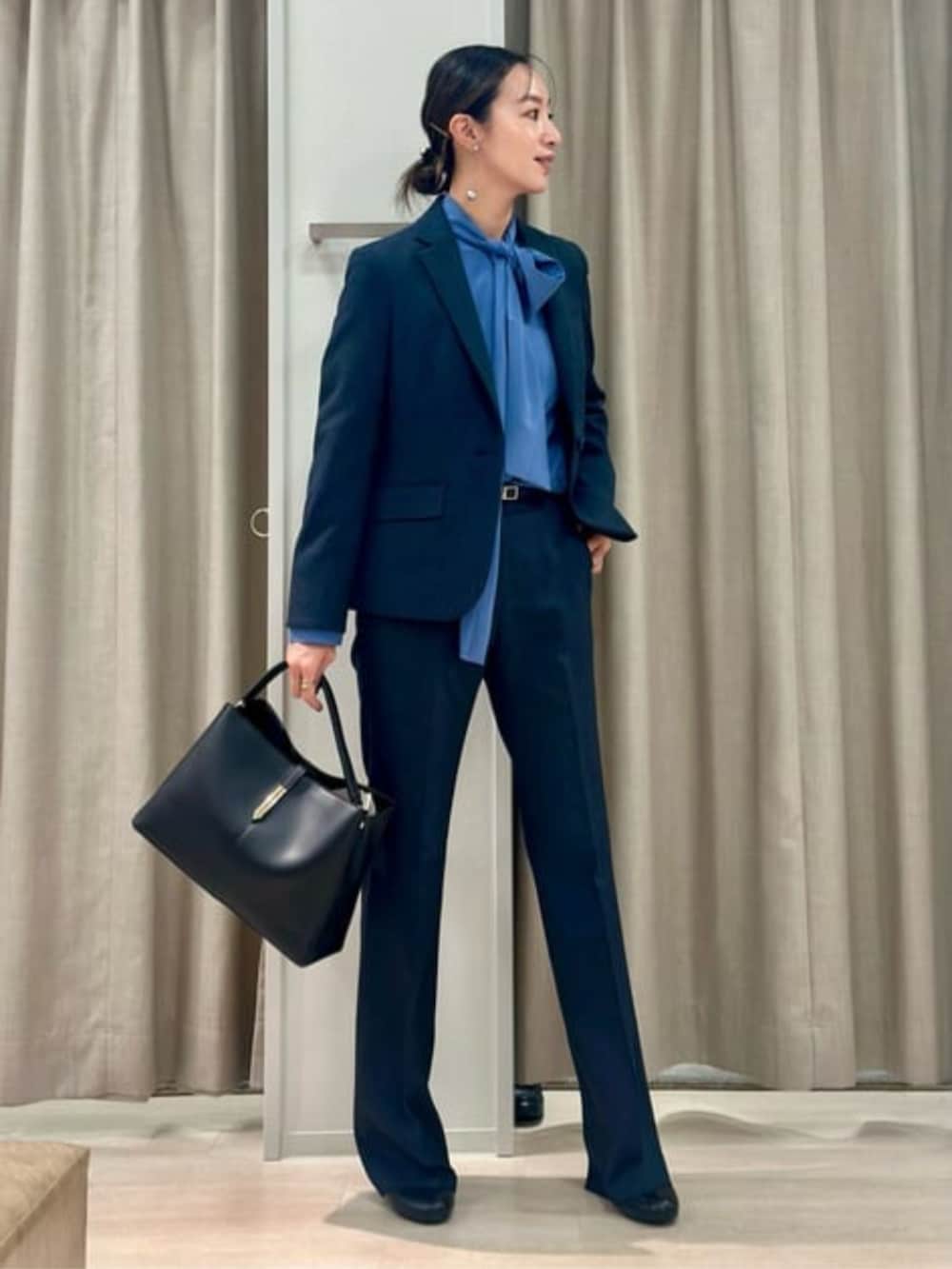 ブルー系のスラックス、ブルー系のテーラードジャケット、ブルー系のシャツ/ブラウスを着用したレディースの冬コーディネートの5枚目の写真