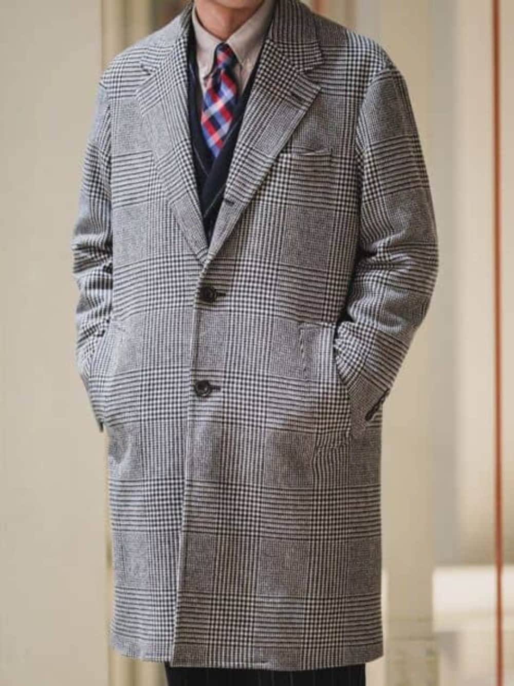 グレー系のチェスターコートを着用したメンズの冬コーディネートの6枚目の写真
