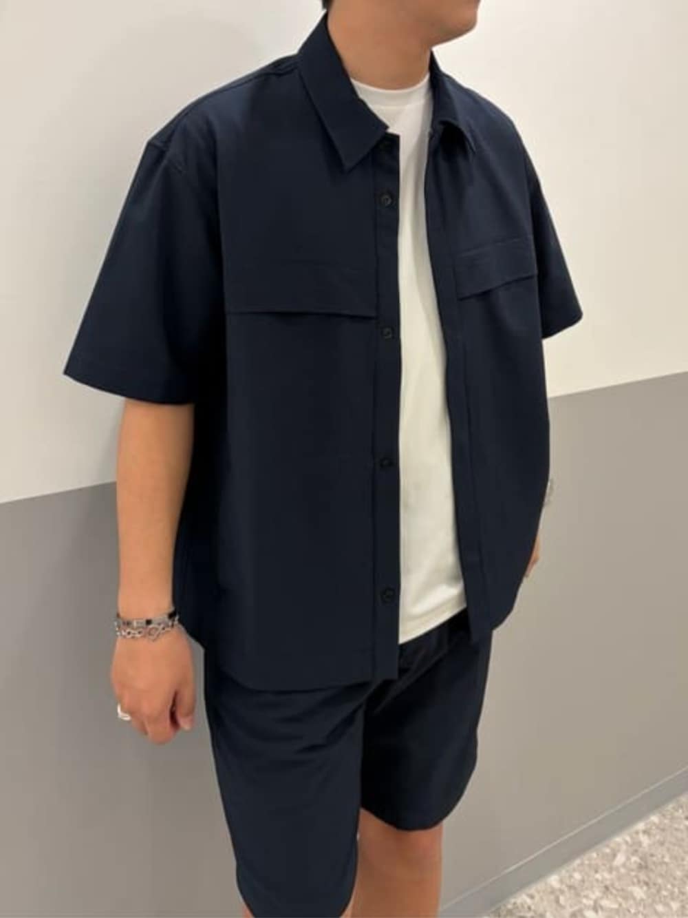 ホワイト系のテーラードジャケット、ブルー系のTシャツ/カットソー、ブルー系のスラックスを着用したメンズの春コーディネートの3枚目の写真