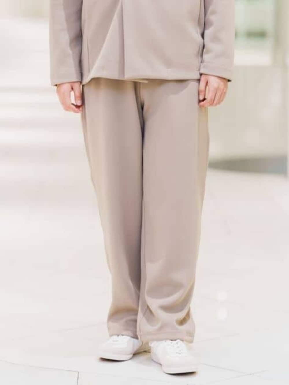 ベージュ系のテーラードジャケット、ベージュ系のスラックスを着用したメンズの冬コーディネートの7枚目の写真