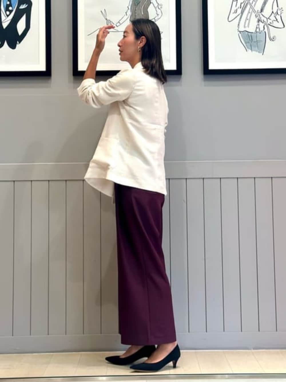 パープル系のスラックス、ホワイト系のテーラードジャケットを着用したレディースの冬コーディネートの3枚目の写真