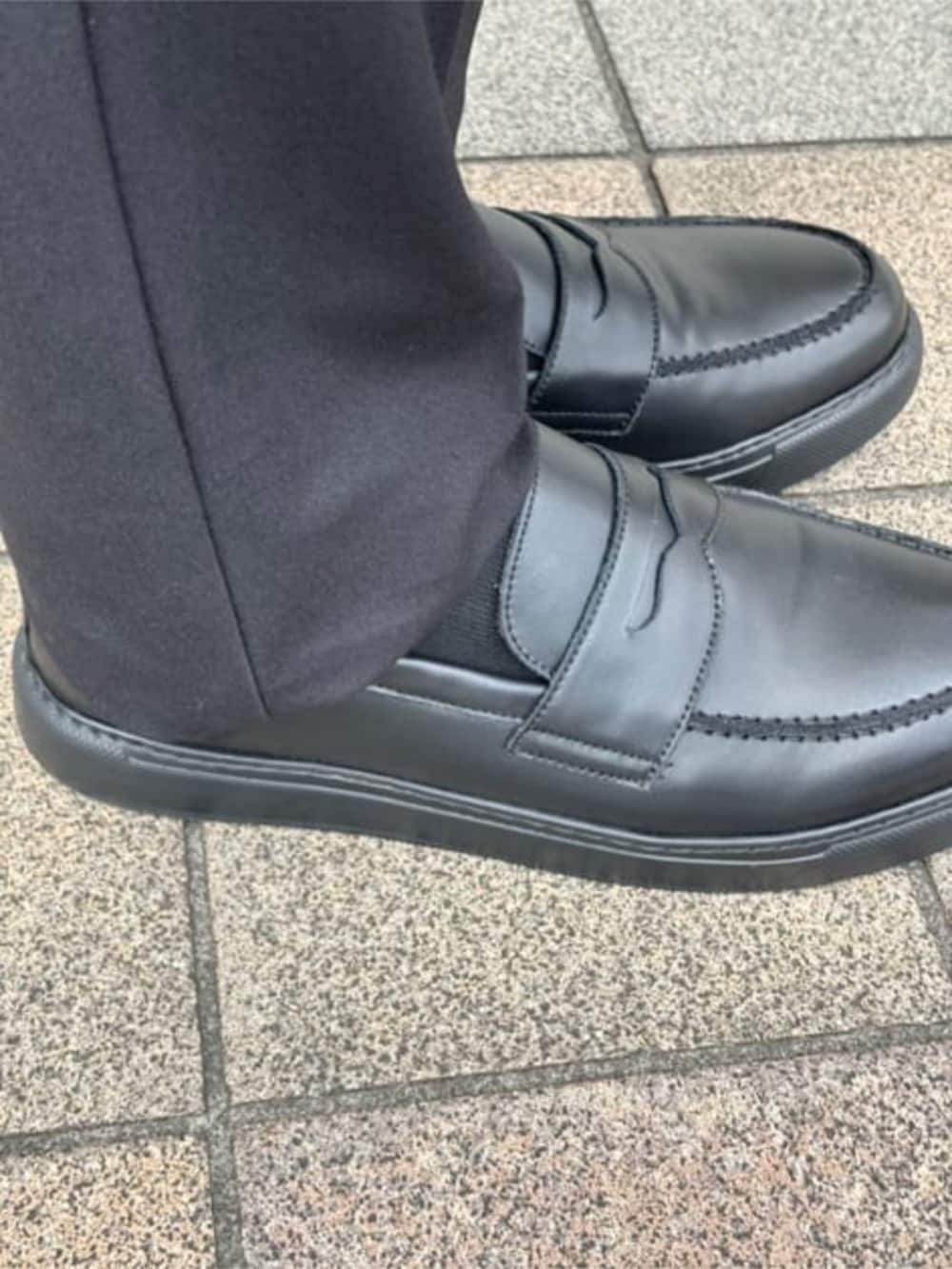 ブラック系のセットアップ、ブラック系のドレスシューズを着用したメンズの冬コーディネートの4枚目の写真