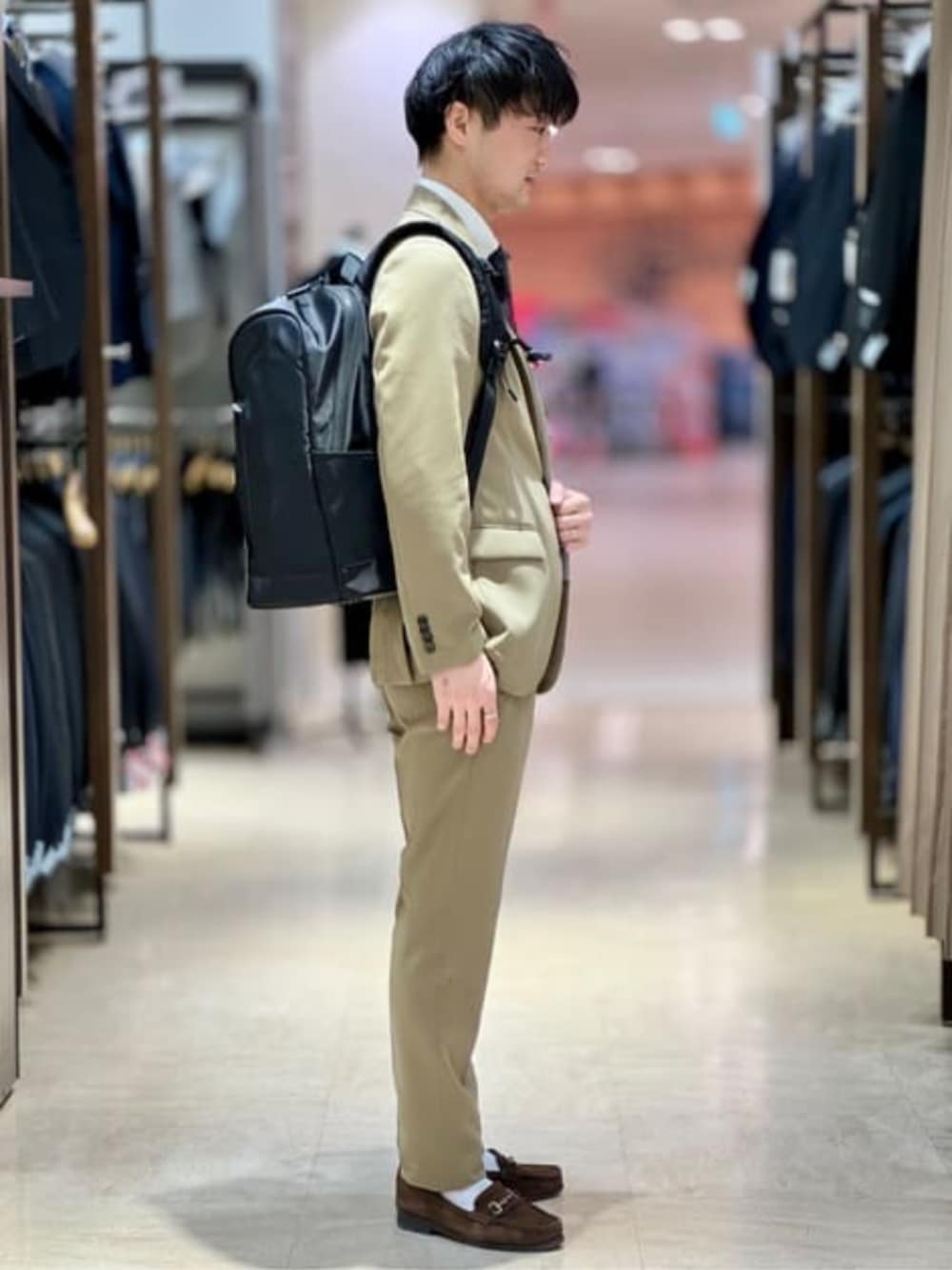 ベージュ系のスラックス、ベージュ系のテーラードジャケットを着用したメンズの春コーディネートの3枚目の写真