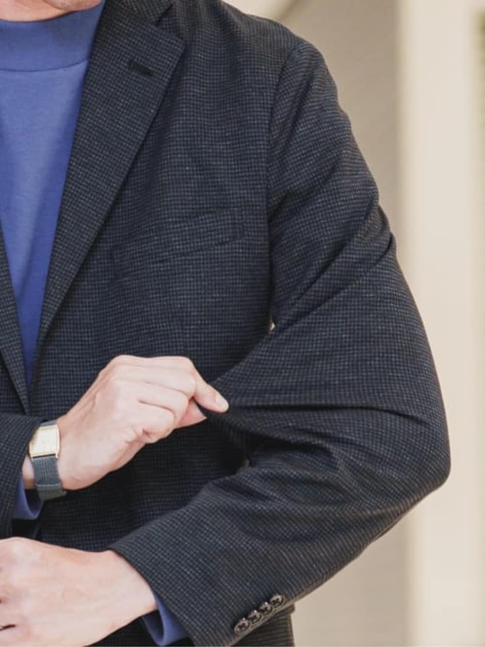 グレー系のバックパック/リュック、グレー系のテーラードジャケット、グレー系のスラックスを着用したメンズの冬コーディネートの2枚目の写真