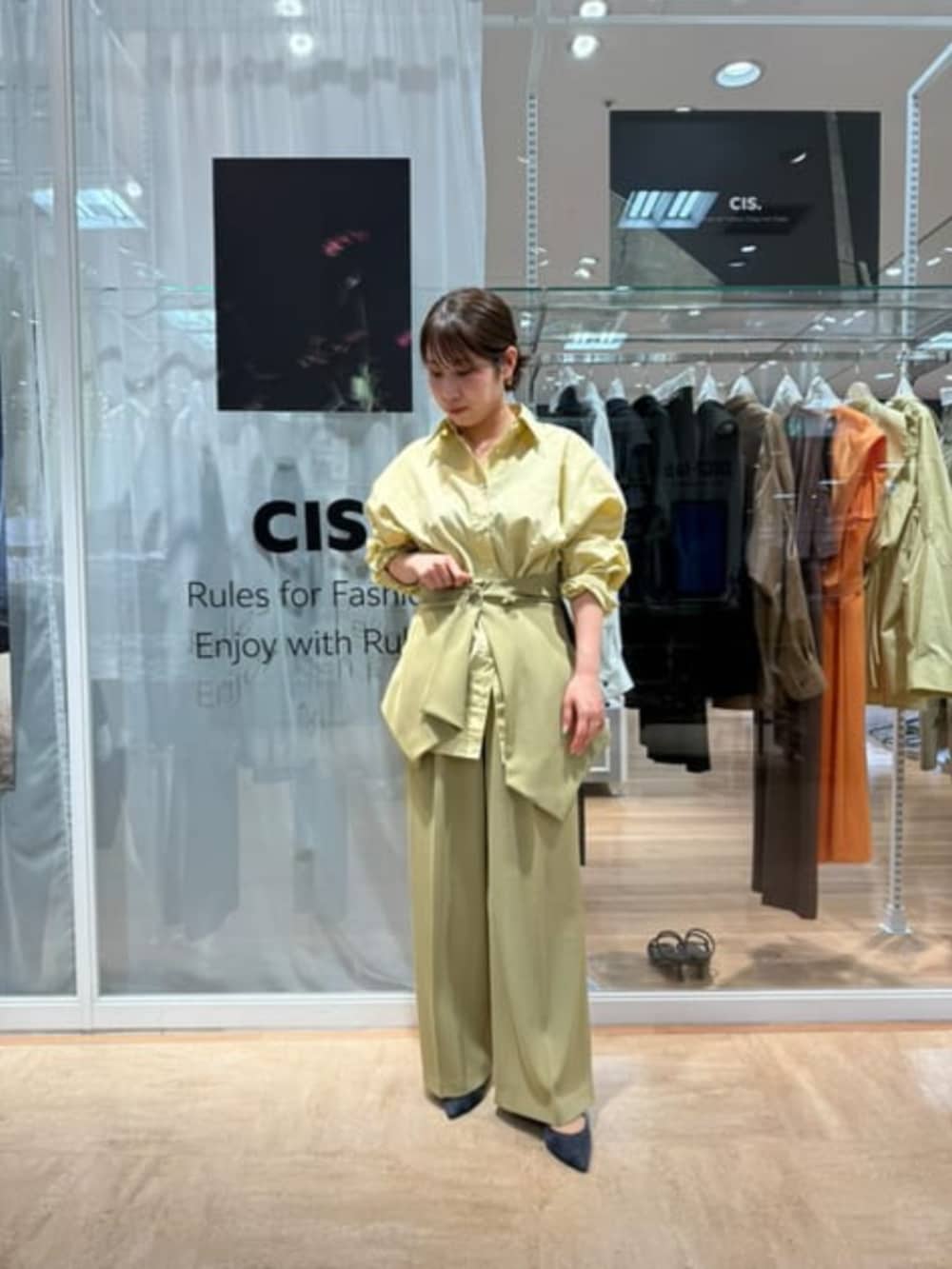 イエロー系のシャツ/ブラウス、グリーン系のテーラードジャケット、グリーン系のその他パンツを着用したレディースの冬コーディネートの2枚目の写真