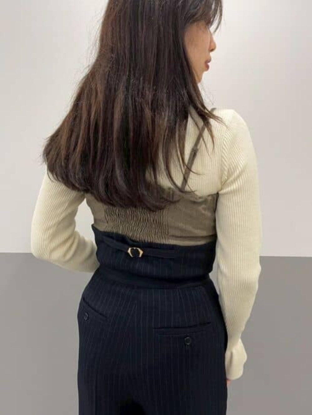 ベージュ系のその他パンツ、ホワイト系のニット/セーター、ブルー系のブルゾンを着用したレディースの冬コーディネートの6枚目の写真