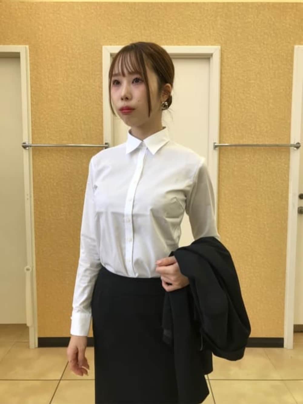 ブラック系のスーツジャケット、ブラック系のスーツスカートを着用したレディースの冬コーディネートの7枚目の写真