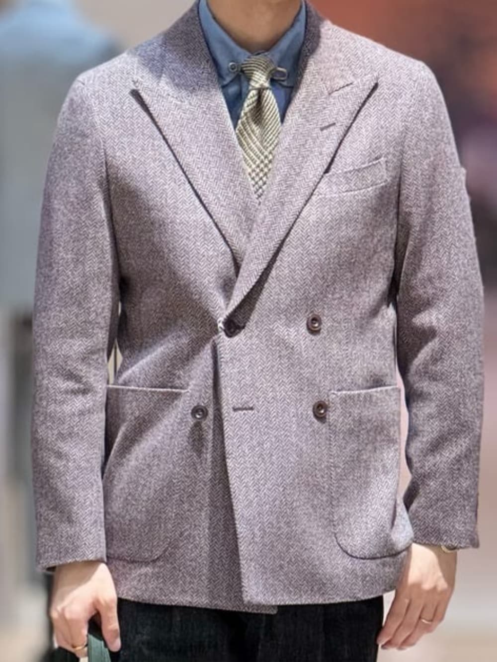 パープル系のテーラードジャケット、グリーン系のトートバッグを着用したメンズの冬コーディネートの3枚目の写真