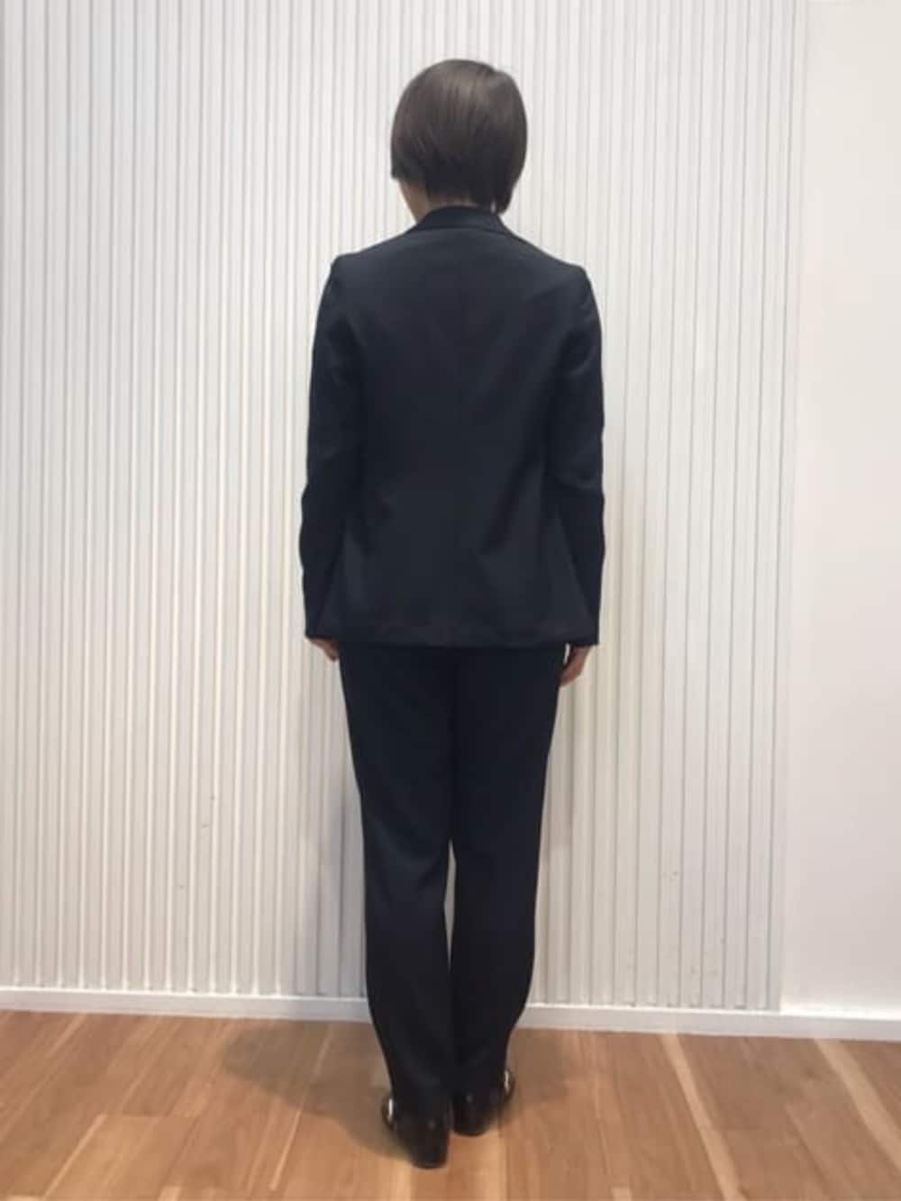 ブルー系のスーツジャケット、ブルー系のスーツパンツを着用したレディースの春コーディネートの4枚目の写真