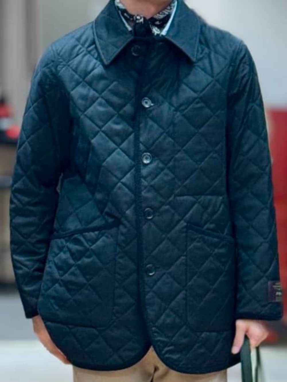 グリーン系のその他アウター、グリーン系のトートバッグを着用したメンズの冬コーディネートの2枚目の写真