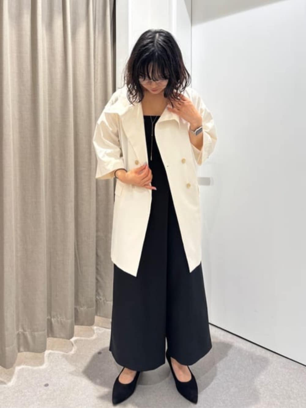 ブラック系のワンピース、ホワイト系のその他アウターを着用したレディースの冬コーディネートの4枚目の写真