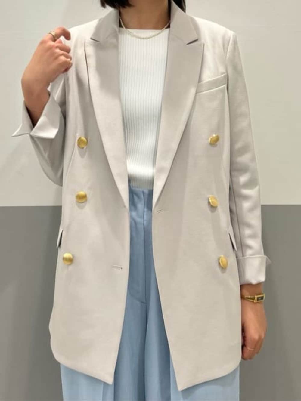 ブルー系のスラックス、グレー系のテーラードジャケットを着用したレディースの春コーディネートの4枚目の写真