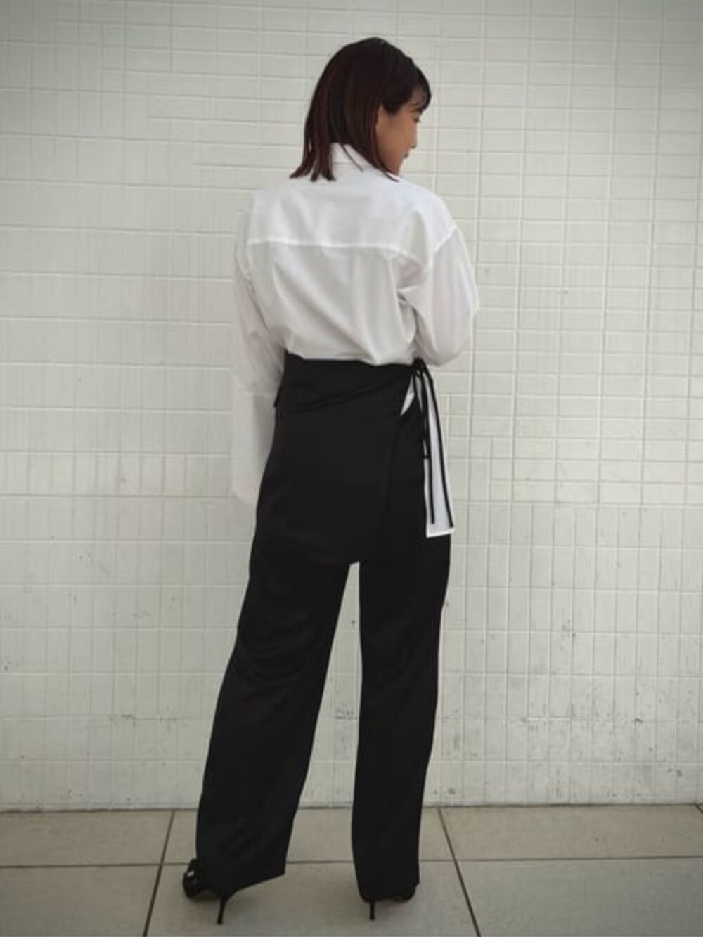 ブラック系のその他パンツ、ブラック系のテーラードジャケット、ホワイト系のシャツ/ブラウスを着用したレディースの冬コーディネートの3枚目の写真