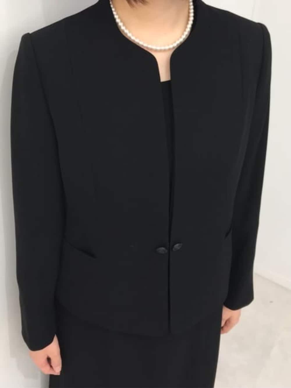 ブラック系のスーツセットを着用したレディースの冬コーディネートの8枚目の写真