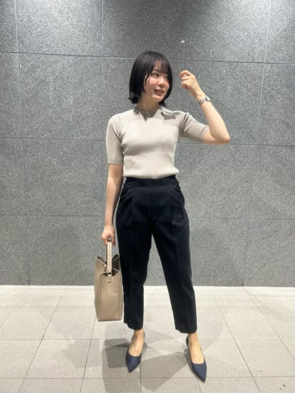 ブルー系のスーツジャケット、ベージュ系のニット/セーター、ブルー系のスーツパンツを着用したレディースの冬コーディネートの2枚目の写真