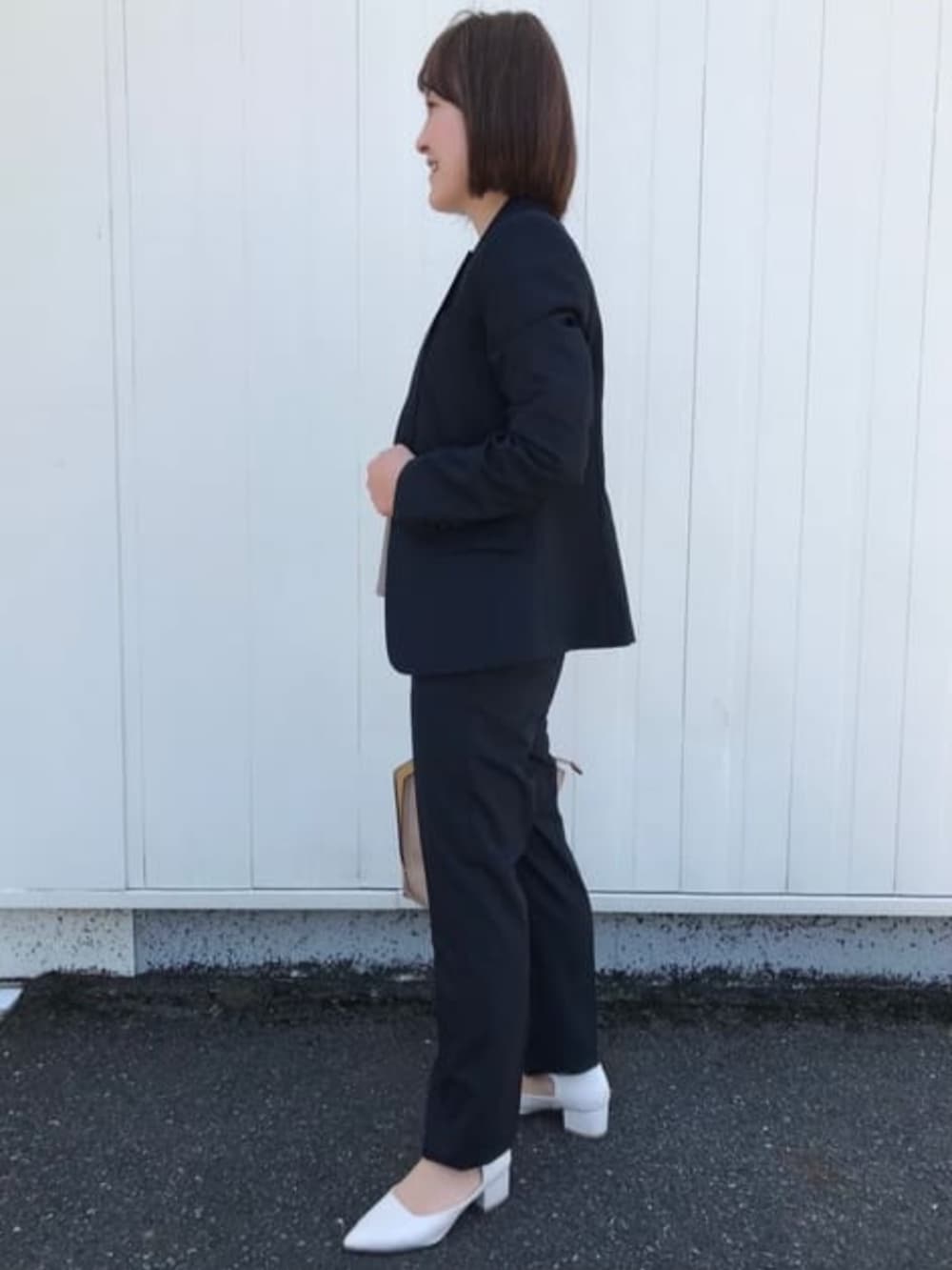 ブルー系のスーツジャケット、ブルー系のスーツパンツを着用したレディースの冬コーディネートの2枚目の写真