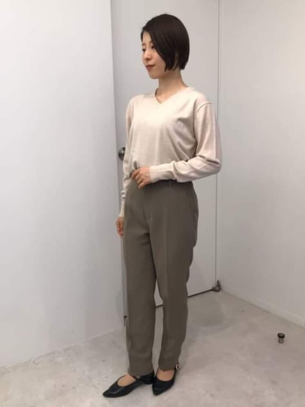 ブラウン系のスーツパンツ、ブラウン系のスーツジャケットを着用したレディースの冬コーディネートの6枚目の写真