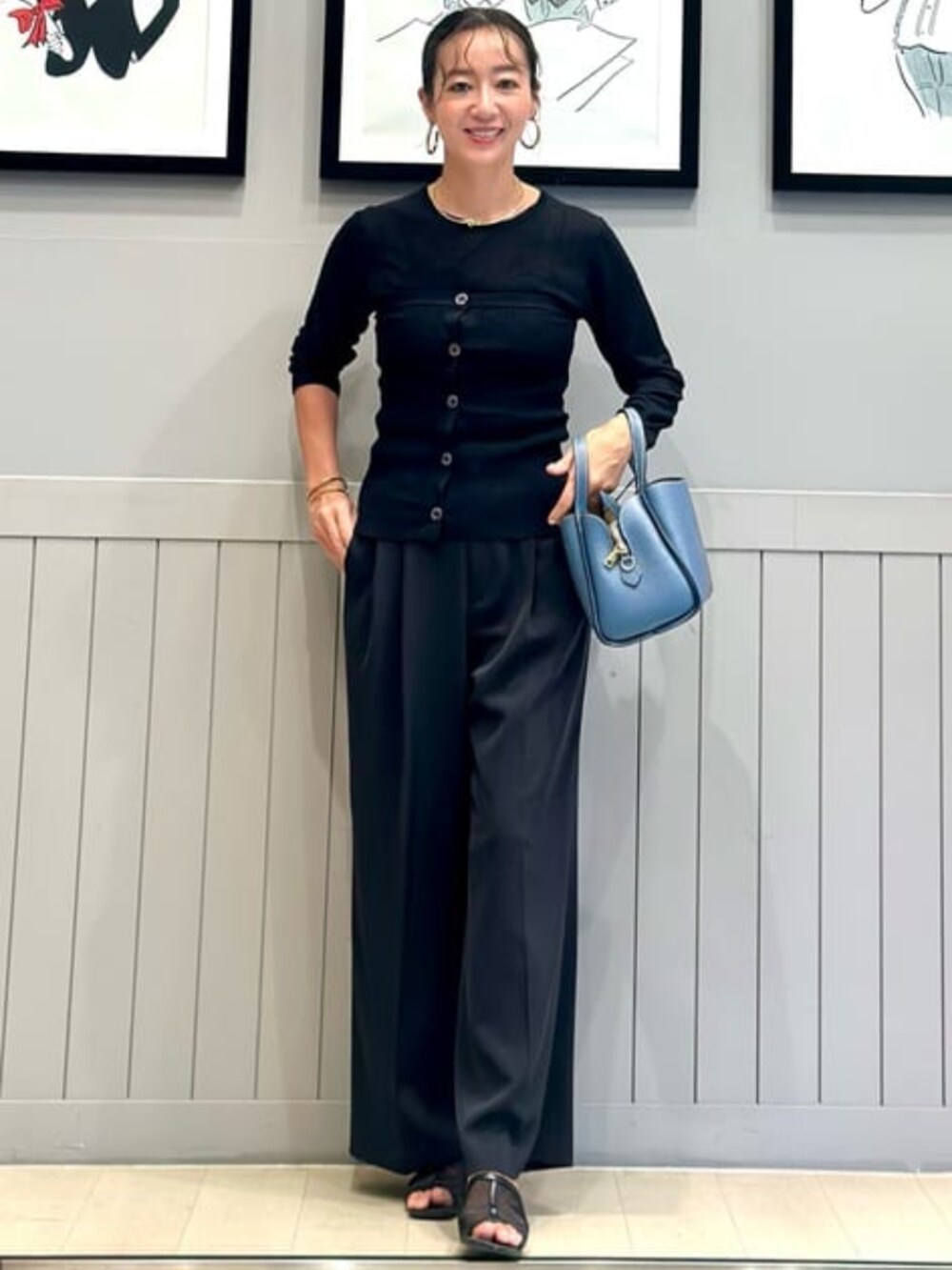 ブラック系のTシャツ/カットソーを着用したレディースの冬コーディネートの2枚目の写真