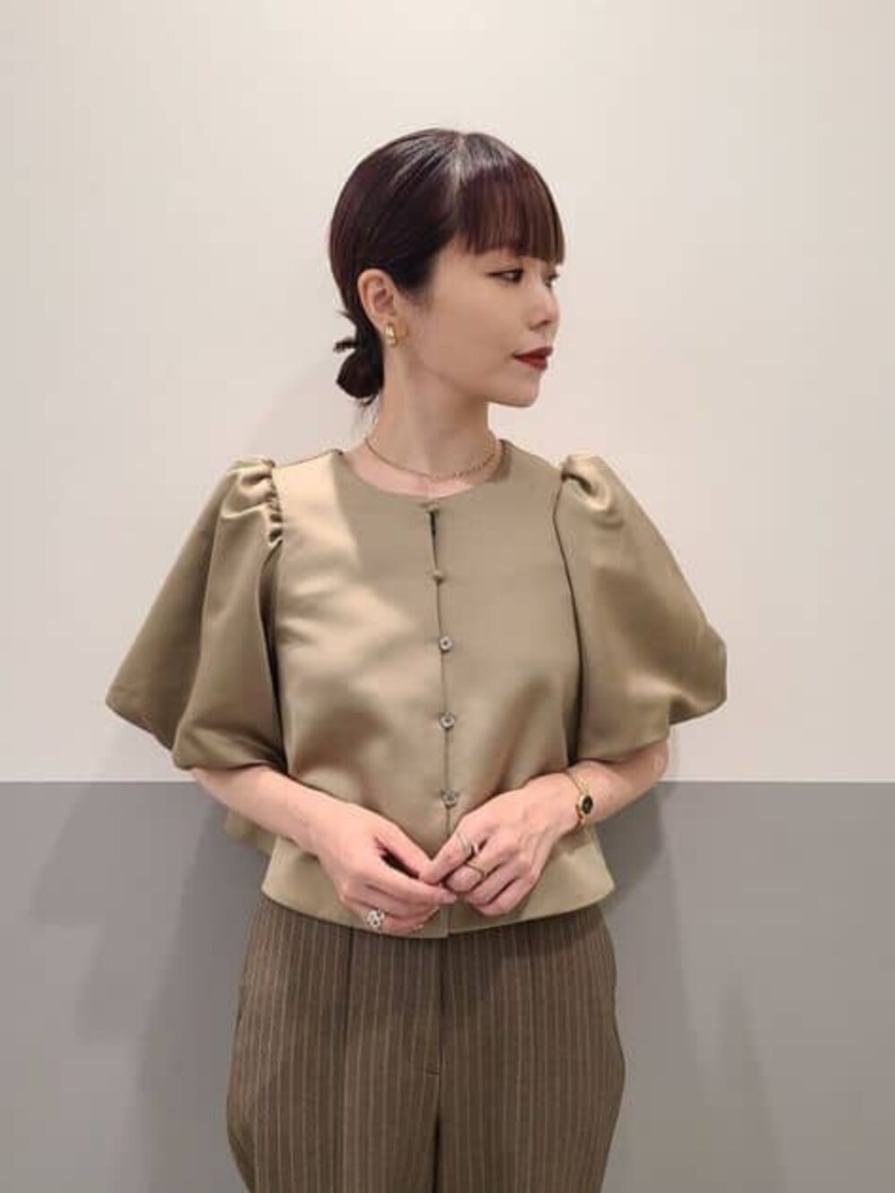 グレー系のその他パンツ、ベージュ系のシャツ/ブラウスを着用したレディースの冬コーディネートの5枚目の写真