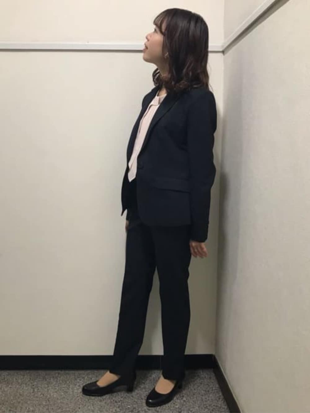 ブルー系のスーツパンツ、ブルー系のスーツジャケットを着用したレディースの冬コーディネートの3枚目の写真