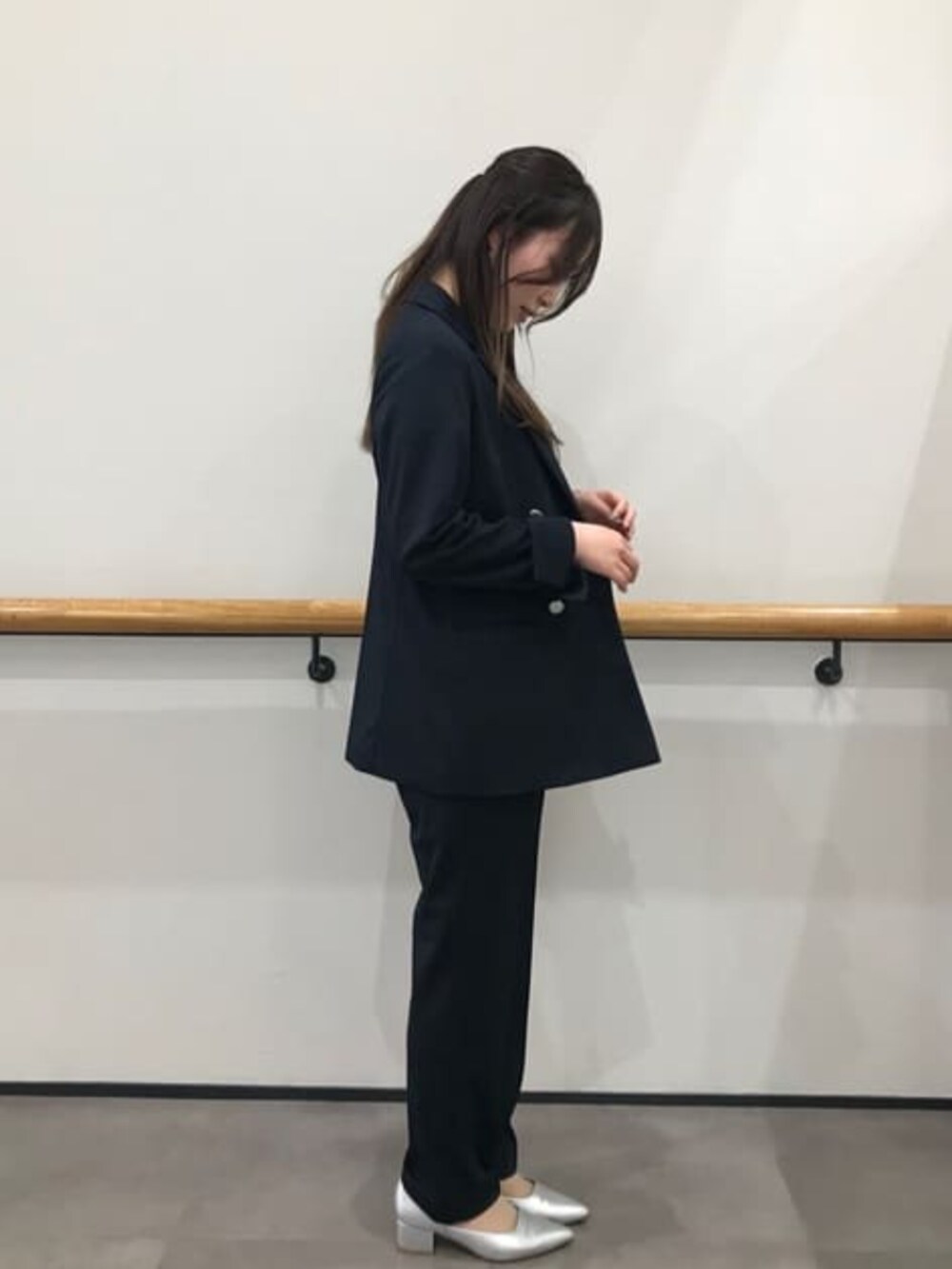 ブルー系のその他パンツを着用したレディースの冬コーディネートの3枚目の写真